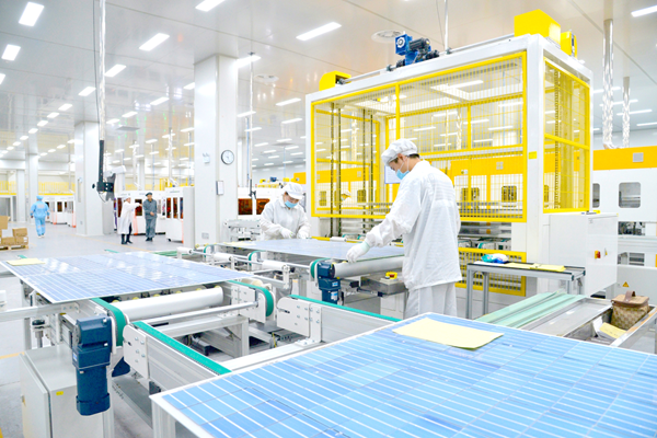 悅陽光伏公司生產(chǎn)車間內(nèi)井然有序。陳玉柱攝