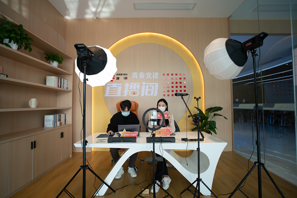 建湖人才集市-送崗直播開播。陸華祥攝