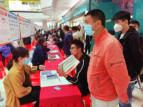 建湖縣重點企業(yè)專場招聘會現(xiàn)場。陸華祥攝