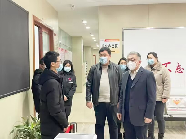 蘇州相城區(qū)委常委、蘇州高鐵新城黨工委書記、北河涇街道黨工委書記梁智垚走訪調(diào)研現(xiàn)場。蘇州高鐵新城供圖