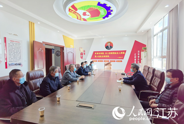 黨員干部、村民代表等正在協(xié)商議事。人民網(wǎng)記者 王繼亮攝