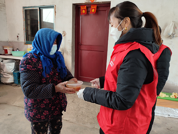 志愿者為村里老人送臘八粥。江寧區(qū)委宣傳部供圖