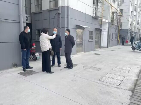 走訪矛盾激烈的小區(qū)，全面了解群眾訴求，找準(zhǔn)問(wèn)題癥結(jié)。姚權(quán)攝