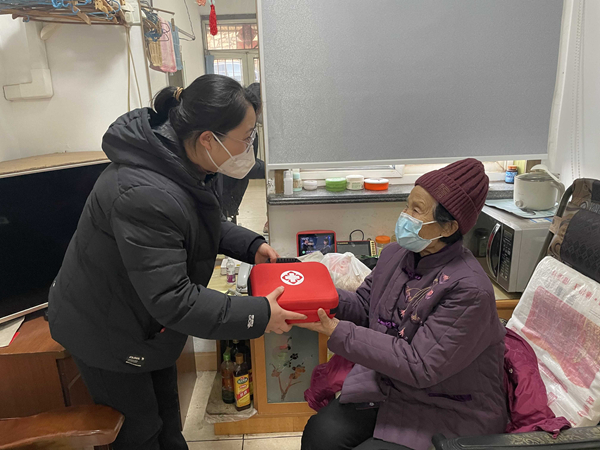 黨員志愿者為幫扶老年人送上防疫物資。連云港煙草供圖