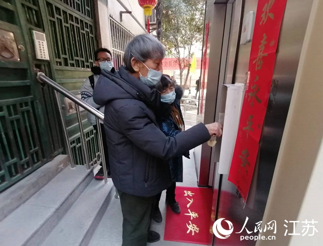 逸沁園小區(qū)居民使用新電梯。人民網(wǎng) 馬曉波攝