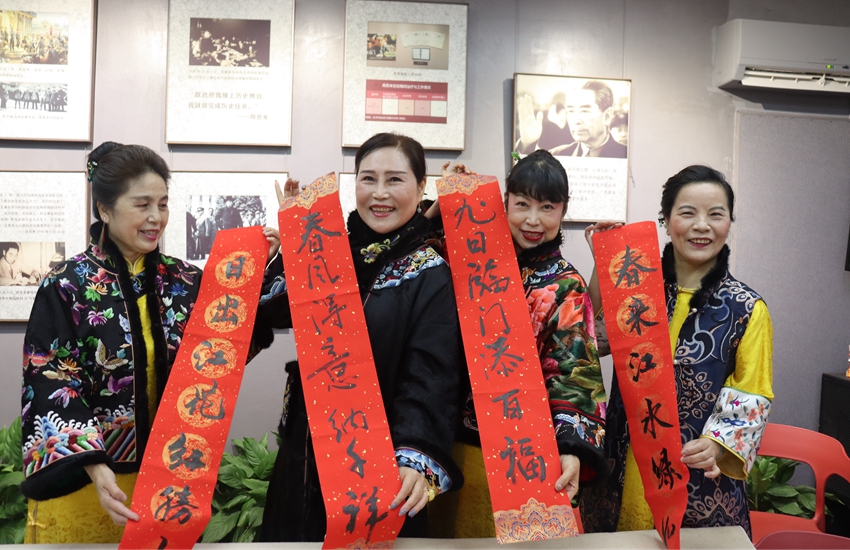 公益書(shū)畫(huà)家把自己寫(xiě)的春聯(lián)免費(fèi)贈(zèng)送給到場(chǎng)群眾。玄武區(qū)委宣傳部供圖