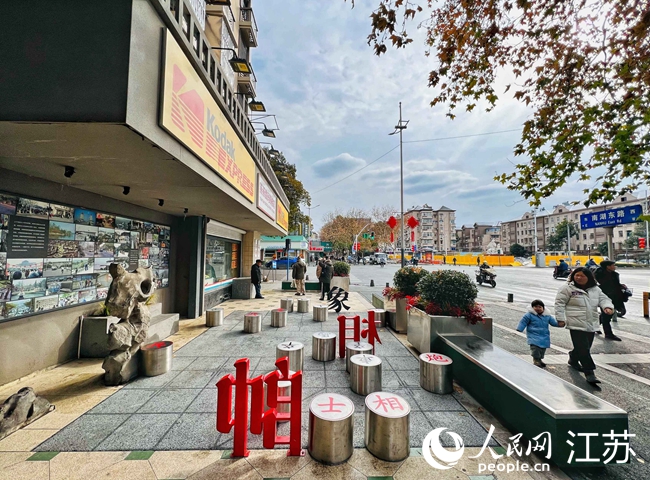 南湖居民自發(fā)形成的棋牌娛樂據(jù)點(diǎn)被打造為街角公園。人民網(wǎng) 馬曉波攝