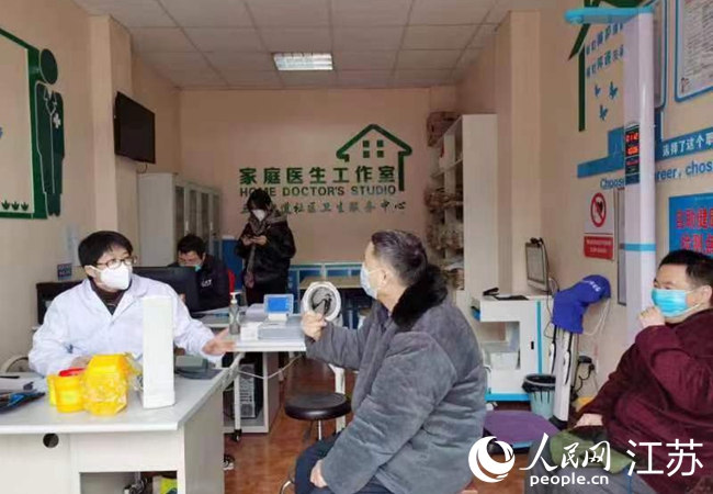 專班醫(yī)生宋凱萍接待轄區(qū)居民求醫(yī)問診。人民網(wǎng)記者 王繼亮攝