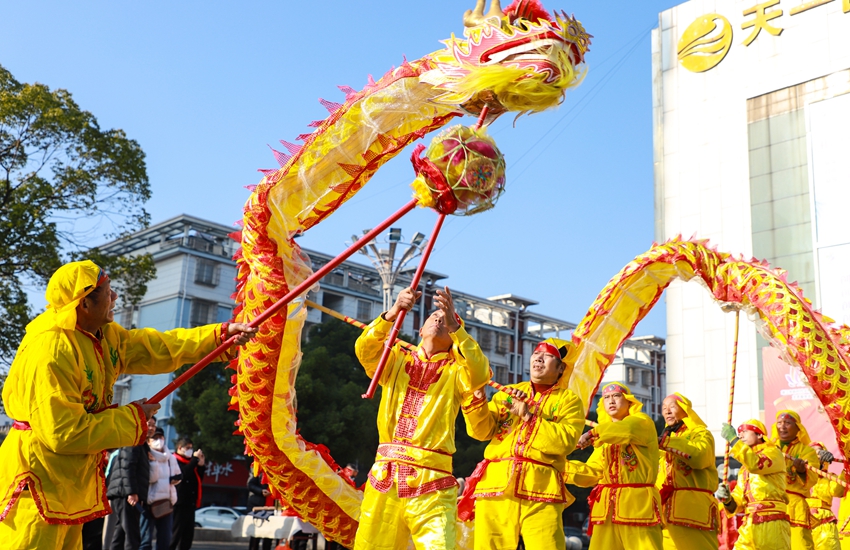 文化惠民活動上演精彩舞龍。馬鈺超攝