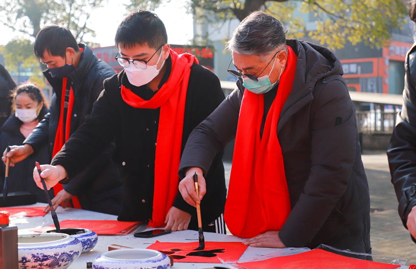 書法家走上街頭為市民送“?！?。馬鈺超攝