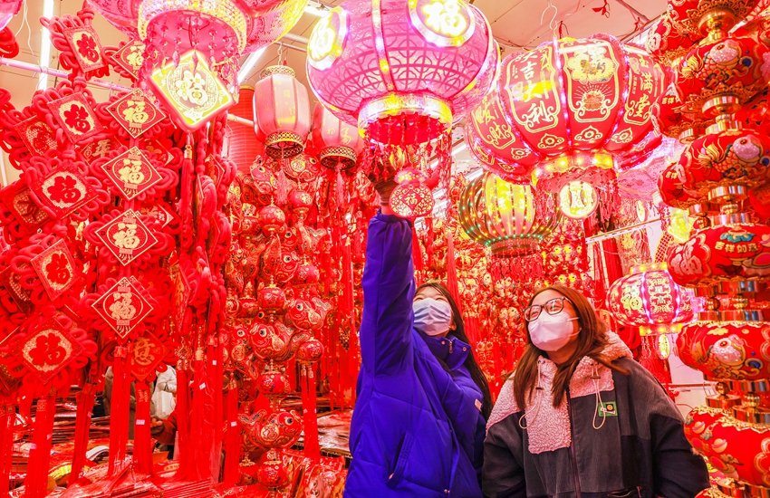 市民挑選節(jié)日裝飾品。盛義攝