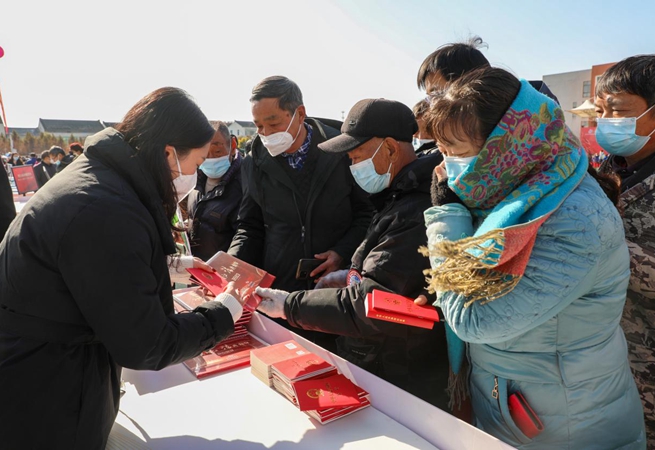 志愿服務(wù)隊為市民送上各類宣傳資料。馬煉攝