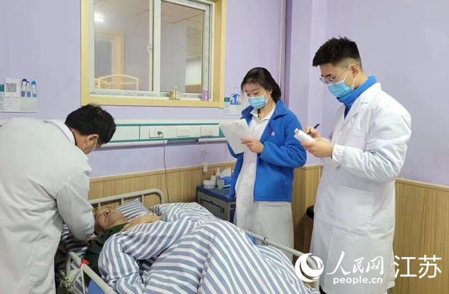 幸福園護理院駐院醫(yī)護人員每天對老人進行健康巡查。人民網(wǎng) 黃啟源攝