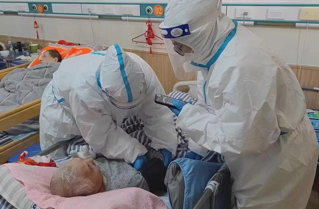 幸福園護理院駐院醫(yī)護人員視頻連線社區(qū)衛(wèi)生服務中心醫(yī)生為老人診斷。江融軒攝