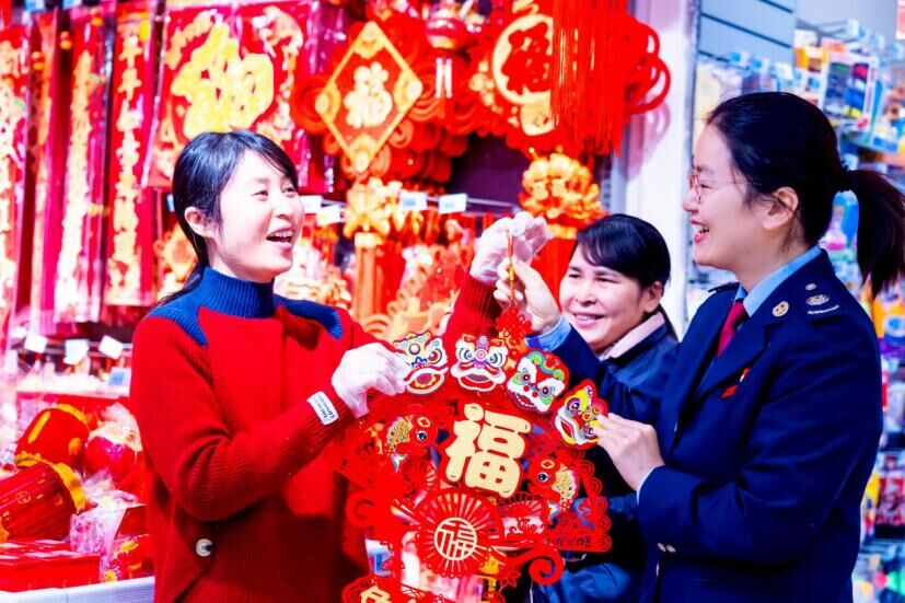  連云港市稅務(wù)干部送政策上門并送上新春祝福。連云港市稅務(wù)局供圖