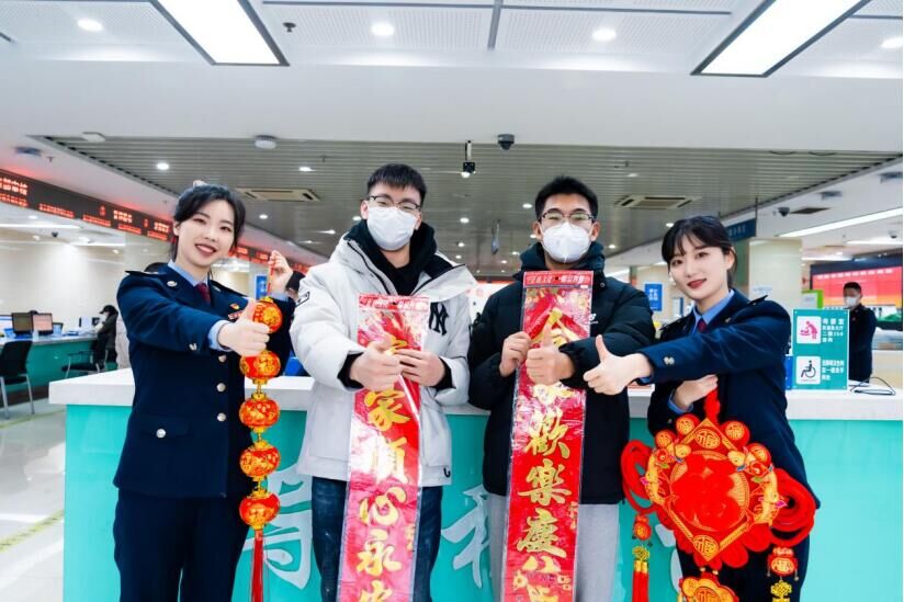 連云港市稅務(wù)局辦稅服務(wù)大廳開展送“?！被顒?dòng) 連云港市稅務(wù)局供圖