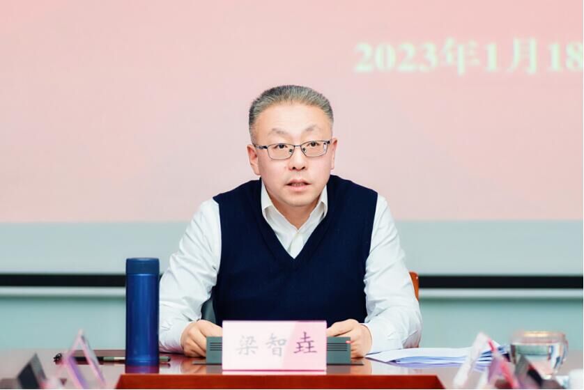 相城區(qū)委常委、蘇州高鐵新城黨工委書記、北河涇街道黨工委書記梁智垚開講冬訓(xùn)第一課。蘇州高鐵新城供圖