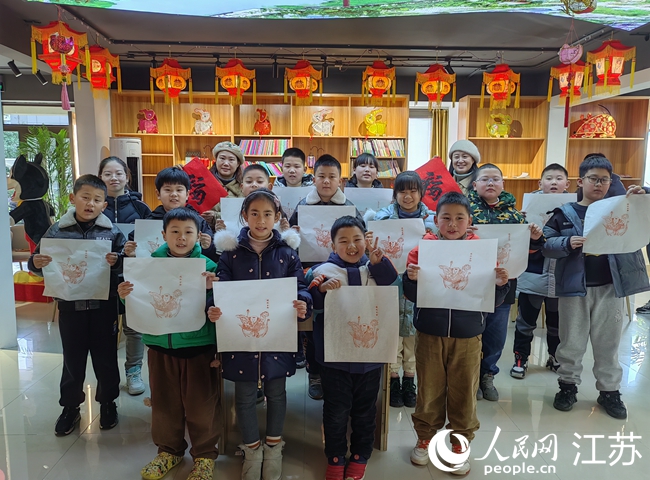 孩子們展示印好的年畫。人民網(wǎng) 張玉峰攝