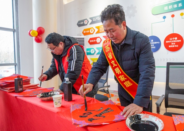 圖為書法愛好者們寫現場潑墨書寫“?！弊帧９嗄峡h委宣傳部供圖