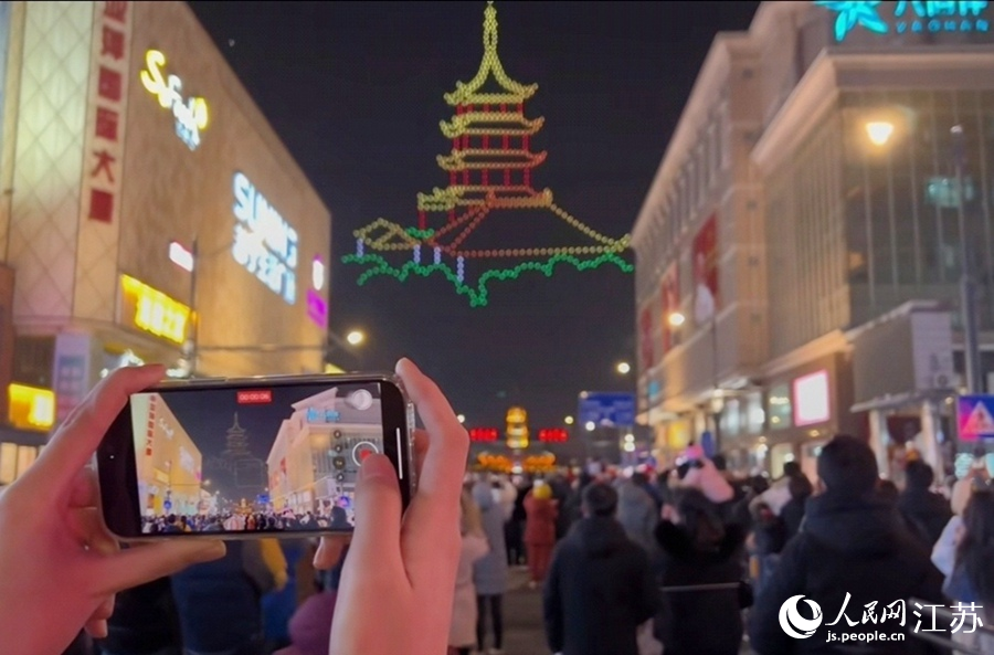 南通地標(biāo)狼山支云塔在夜空呈現(xiàn)。人民網(wǎng)記者 王繼亮攝