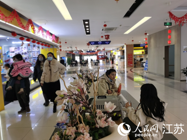 整潔干凈的蘇通大橋服務(wù)區(qū)。人民網(wǎng)記者 王繼亮攝