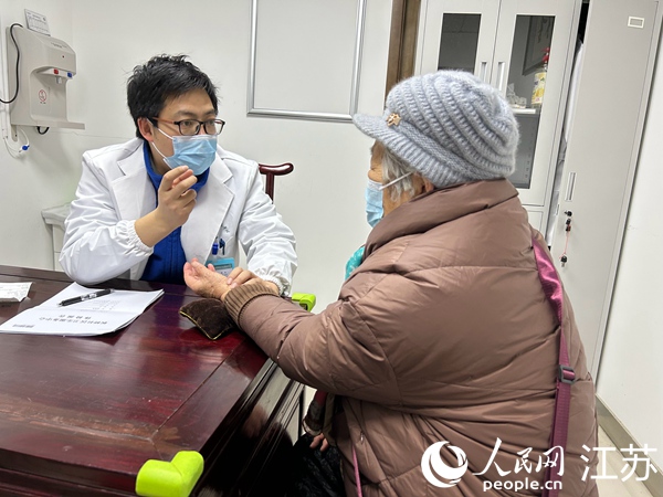 錢春（左）為患者診療。人民網 顧姝姝攝