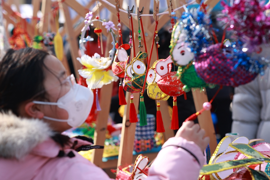 特色文創(chuàng)產品吸引了小朋友的注意。史道智攝