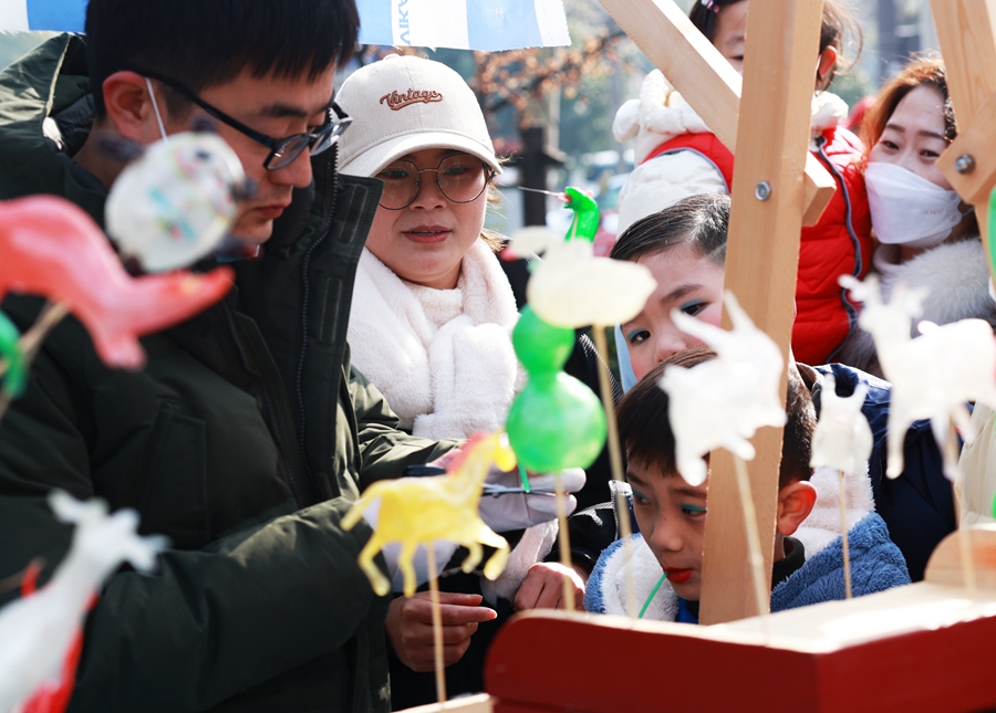 吹糖塑等非遺展示重拾記憶里的年味。史道智攝