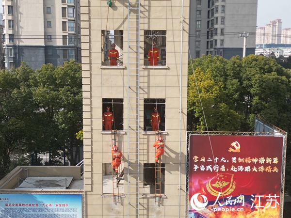 消防員假期堅持訓練。人民網記者 王繼亮攝