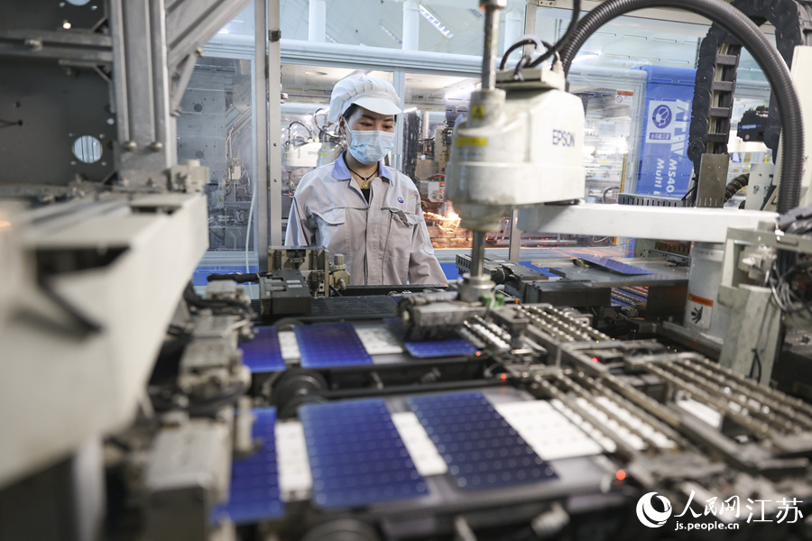 節(jié)后返崗在生產(chǎn)線上工作的員工。贛榆區(qū)委宣傳部供圖