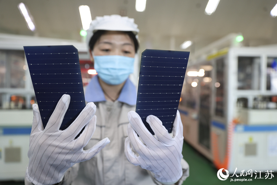 員工進(jìn)行產(chǎn)品初步檢測。贛榆區(qū)委宣傳部供圖