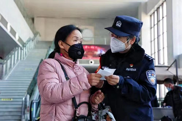 鐵路民警在引導(dǎo)旅客乘車。海安站警方供圖