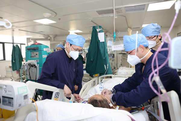 醫(yī)護人員守護重癥患者的生命安全。尤臣攝