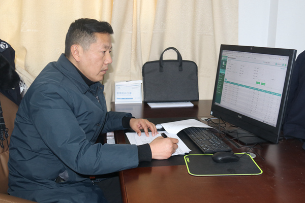 劉萬建在分析案件線索。興化煙草供圖