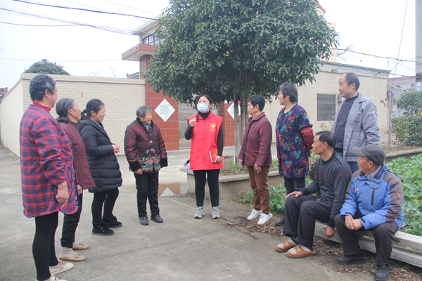 宣講員與村民群眾在老支書家門口聊生活的變化。泰興煙草供圖