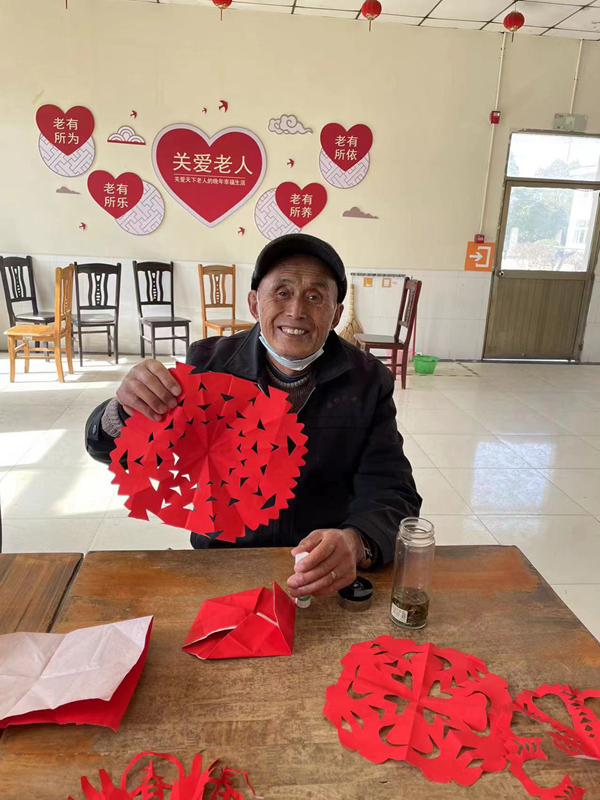 老人在區(qū)域性養(yǎng)老服務中心制作春節(jié)裝飾品。受訪者供圖