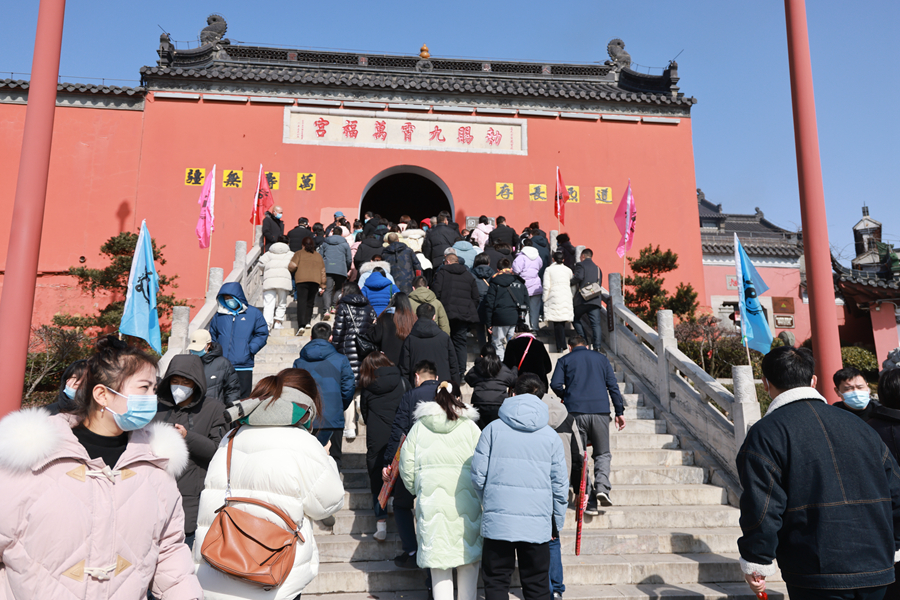 茅山風(fēng)景區(qū)內(nèi)，九霄萬(wàn)福宮門口游人如織。句容市文體廣電和旅游局供圖
