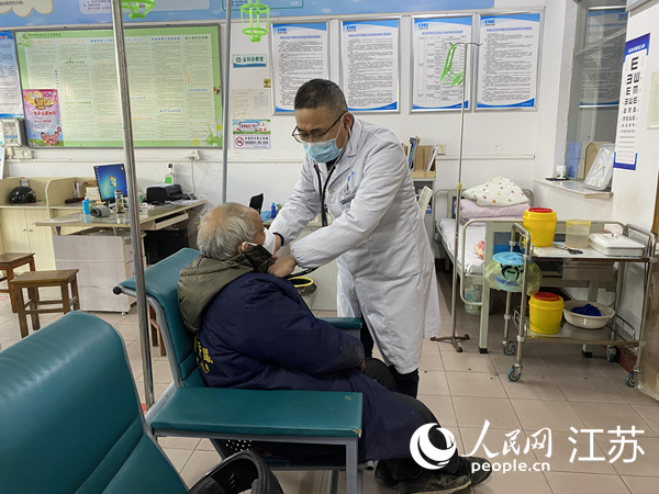 張懷戈在為患者做檢查。人民網(wǎng) 楊維瓊攝