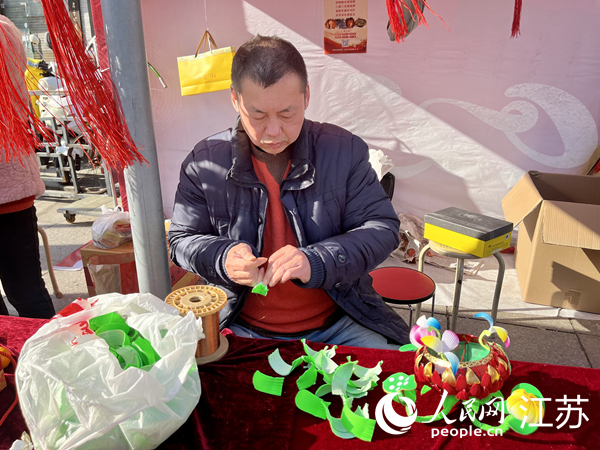 陸敏現(xiàn)場(chǎng)制作花燈。人民網(wǎng) 李子佩攝