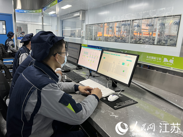 新春伊始，江蘇邦宇薄膜技術有限公司訂單排滿，人輪休機器不休。人民網 馬曉波攝