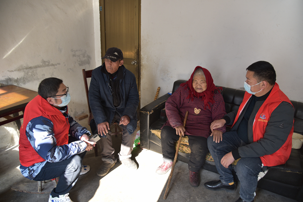 黨員志愿者幫扶困難群眾。姜堰煙草供圖