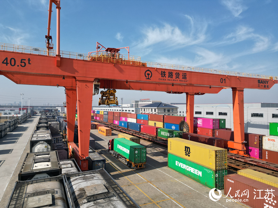 海安貨運站集裝箱門吊正在作業(yè)。人民網(wǎng)記者 王繼亮攝