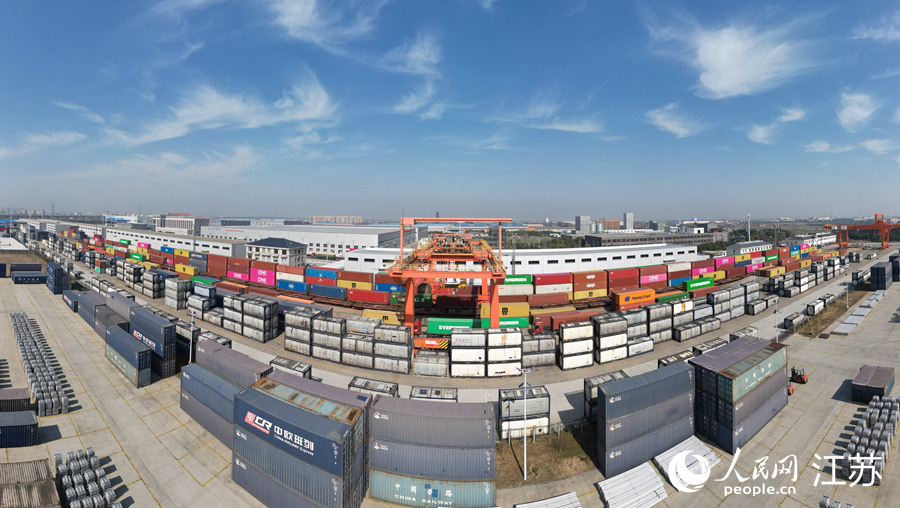 航拍中鐵上海局集團(tuán)南京貨運(yùn)中心海安貨運(yùn)站。人民網(wǎng)記者 王繼亮攝