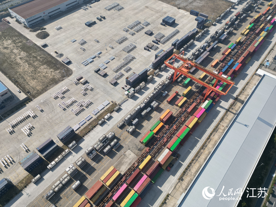 航拍中鐵上海局集團(tuán)南京貨運(yùn)中心海安貨運(yùn)站。人民網(wǎng)記者 王繼亮攝