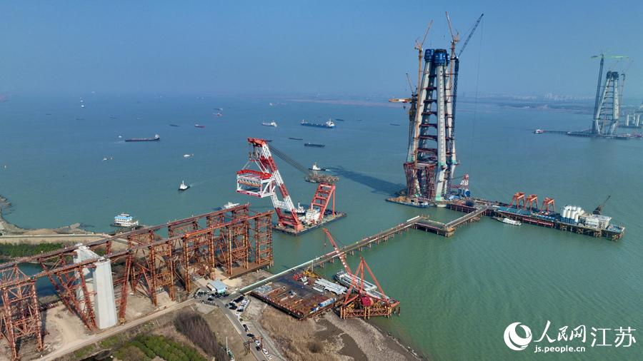 常泰長江大橋主航道橋首個大節(jié)段鋼梁吊裝現(xiàn)場。沈毅攝