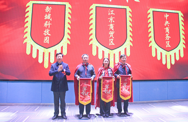 圖為建鄴區(qū)區(qū)長(zhǎng)姜宸向三位“沖鋒營(yíng)”“營(yíng)長(zhǎng)”授“軍令狀”。建鄴高新區(qū)供圖