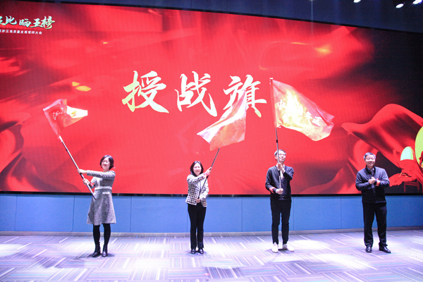 圖為建鄴區(qū)委常委、常務(wù)副區(qū)長(zhǎng)楊波向各位“連長(zhǎng)”授“戰(zhàn)旗”。夏元陽(yáng)攝