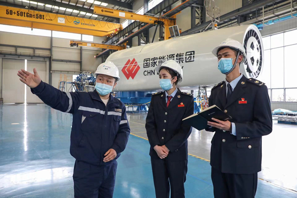 圖為射陽縣稅務局工作人員走進江蘇長風海洋裝備制造有限公司送政策。鹽城稅務供圖