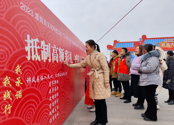 活動現場，市民紛紛簽名支持移風易俗、共樹文明新風。灌南縣委宣傳部供圖