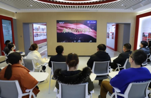 組織集團(tuán)黨員集中收看《永遠(yuǎn)吹沖鋒號(hào)》。陳林?jǐn)z